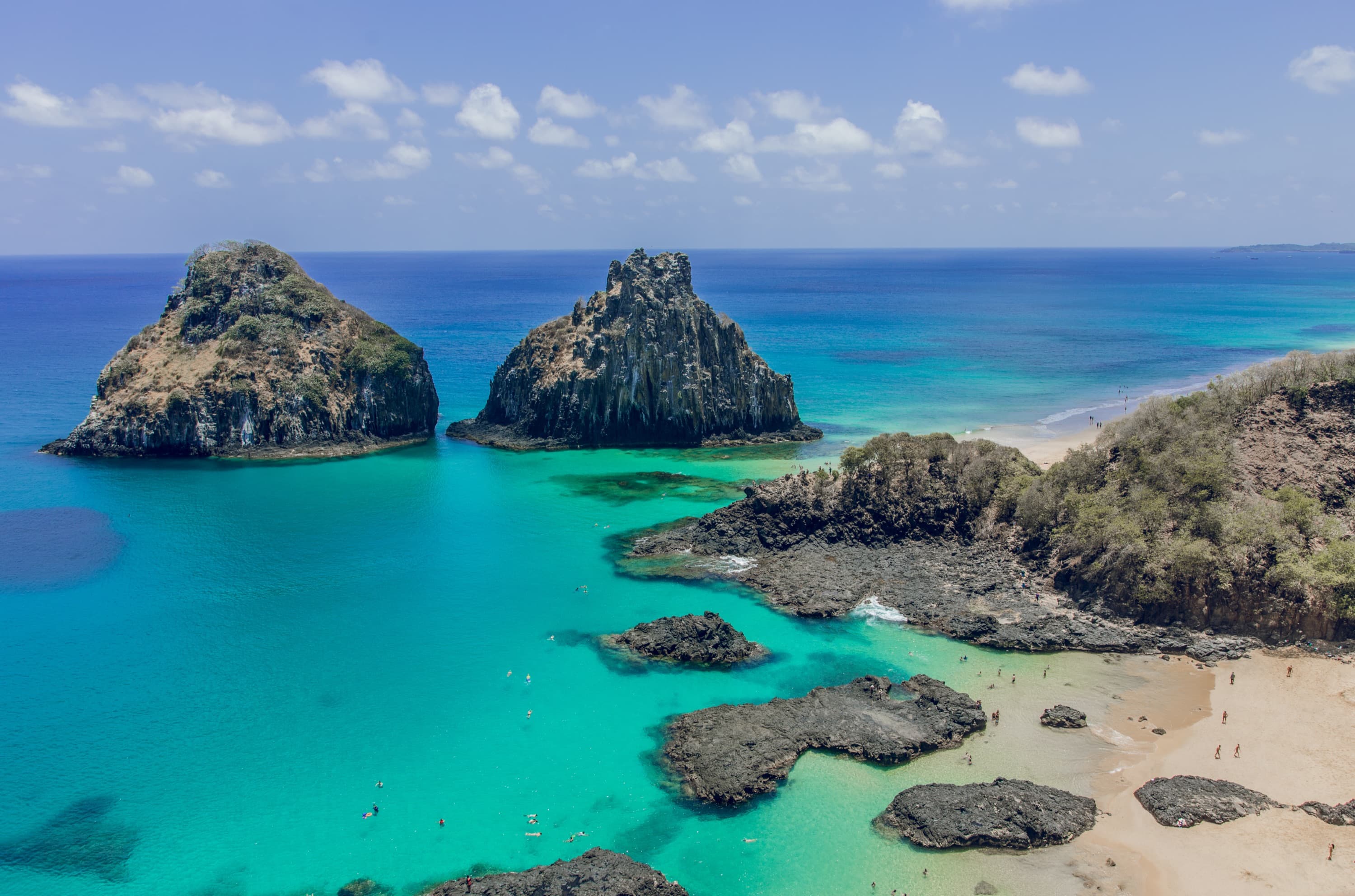 Baía dos Porcos com o Morro Dois Irmãos ao fundo, em Fernando de Noronha